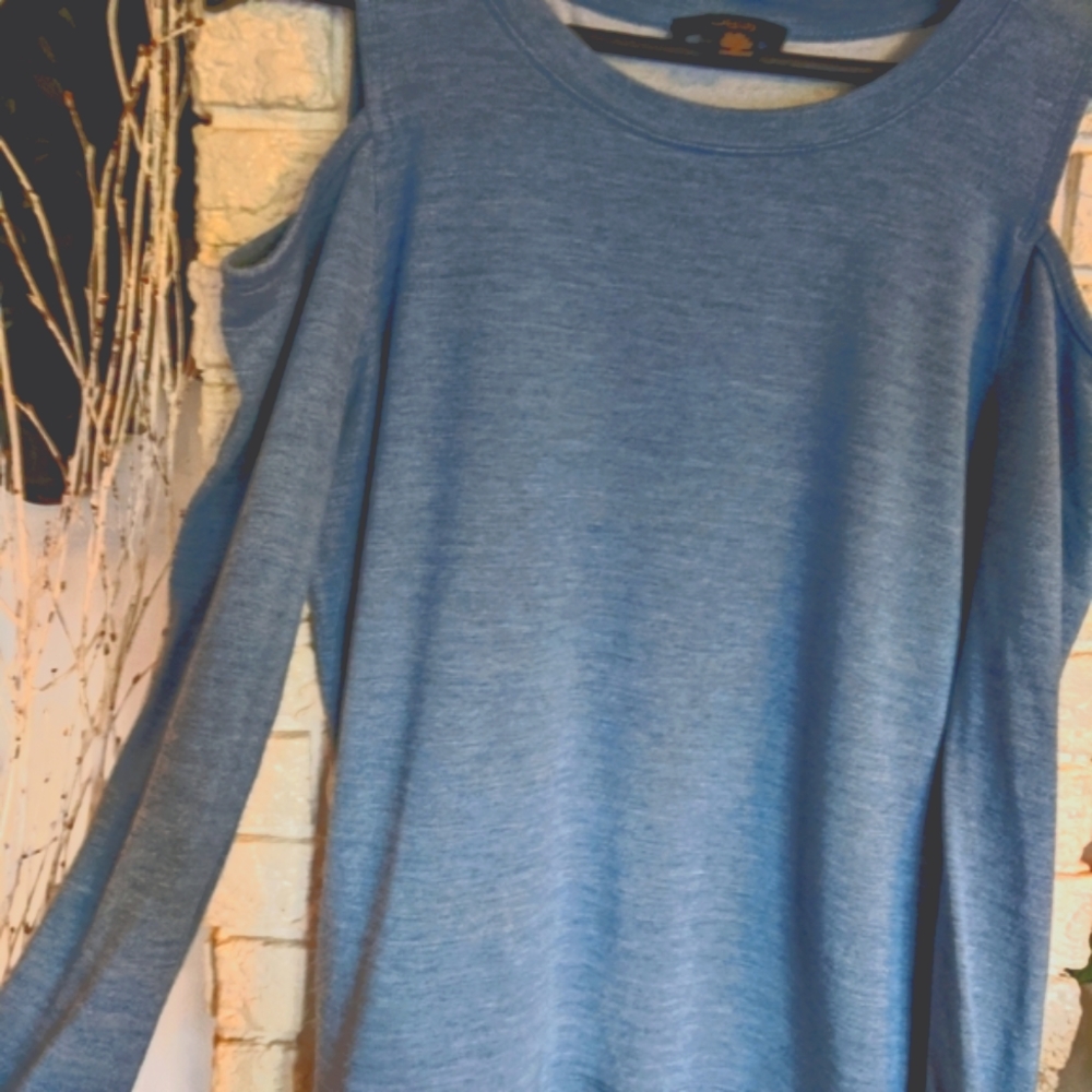 Dalia cut out shoulder sweater. M/L